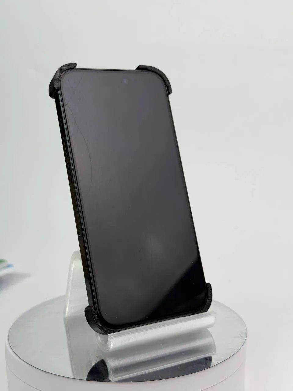 Смартфон у скелетному чохлі спереду: видно кутові накладки